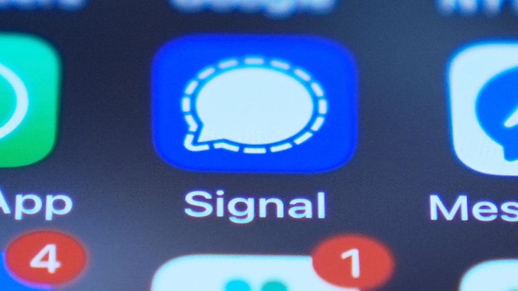 Former Intel Officials Challenge White House Over Signal Chat Risks