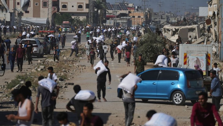 Desperate Gazans Storm World Food Programmer Warehouse Amid Growing Hunger Crisis