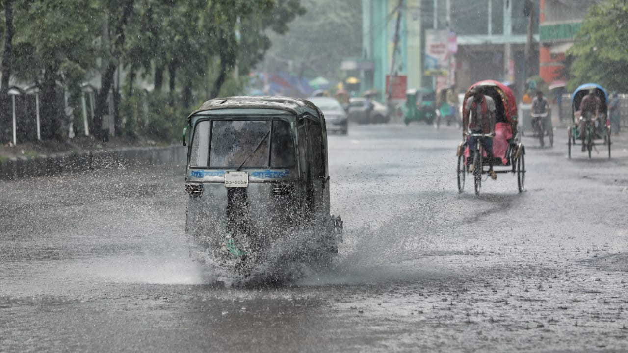 Continuous rain has left Dhaka’s streets submerged Continuous rain has left Dhaka’s streets submerged