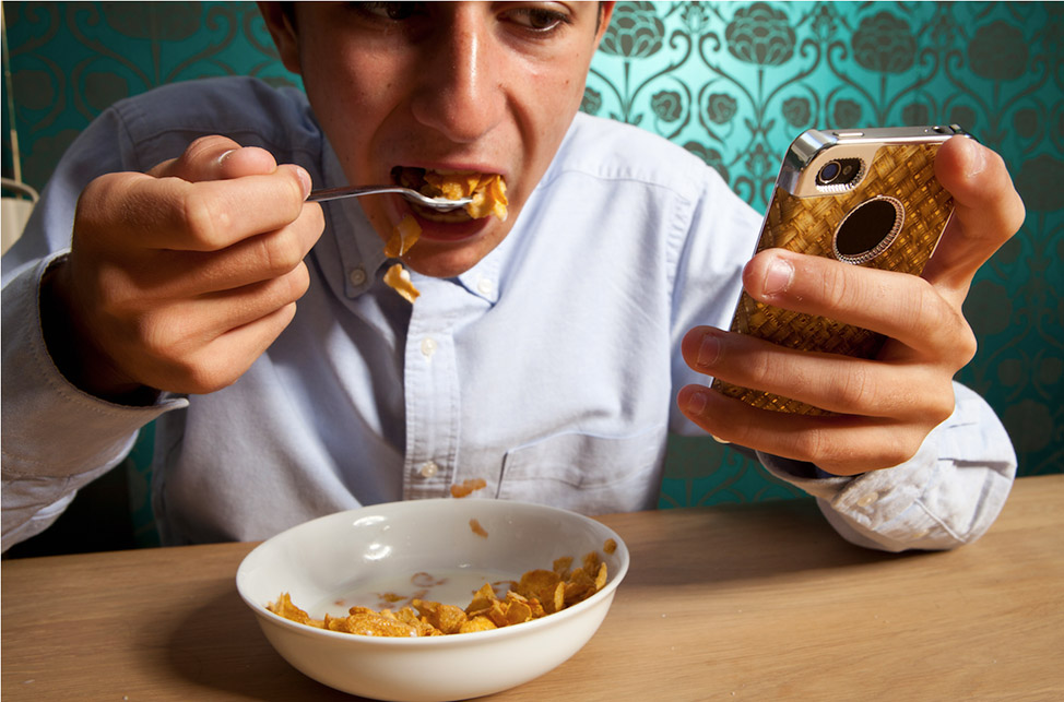 Health Risks of Watching TV or Using a Phone While Eating